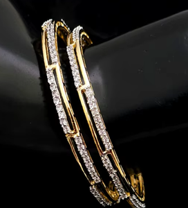 Elegantes pulseras de tenis chapadas en oro de 18 quilates con diseño geométrico de diamantes redondos brillantes para mujer, ideales para fiestas. - Product Image 2