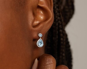 Boucles d'oreilles clous de luxe vintage en aquamarine et diamants de laboratoire sertis en or blanc 18 carats - Product Image 2