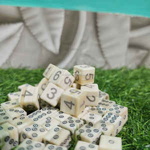 Dados de Hueso de Búfalo Blanco Premium, Dados de 6 Caras Hechos a Mano para Juegos de Mesa a Precio Económico - Product Image 6