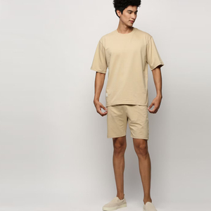 เสื้อยืดคอกลมสีเบจสำหรับผู้ชายพร้อมกางเกงขาสั้น ชุดลำลองสำหรับฤดูร้อน ผ้าถัก ระบายอากาศได้ดี - Product Image 1