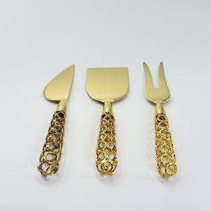 ชุดมีดชีสสแตนเลสสีทอง 3 ชิ้น ดีไซน์หรูหรา พร้อมด้ามจับลวดเหล็ก สำหรับหั่น ตัด และปาดชีส - Product Image 4