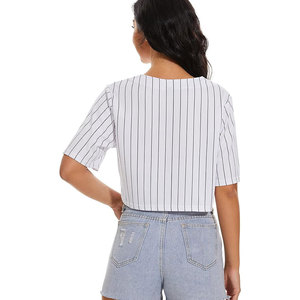 เสื้อครอปท็อปเบสบอลผู้หญิง แขนสั้น คอวี ติดกระดุม น่ารัก เหมาะสำหรับฤดูร้อน เสื้อซอฟต์บอลสำหรับสาวๆ และผู้หญิง สวมใส่สบายๆ - Product Image 3