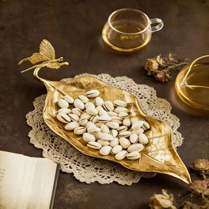 Plateau décoratif en métal doré à motif artistique en forme de feuille, parfait pour les cadeaux festifs, les cadeaux de pendaison de crémaillère et les occasions spéciales - Product Image 5