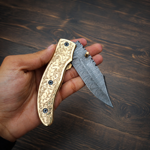 Couteau de poche en acier Damas de qualité industrielle avec manche en laiton, gravure florale, lame à pointe clip, ouverture par bouton de pouce, DIY OEM - Product Image 2