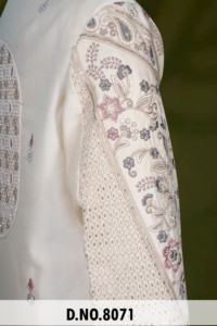 Sherwani Indo-Occidental con Motivo de Pavo Real Simétrico, en Seda Vergo Color Marfil, Traje de Novio con Diseño de Panal de Abeja - Product Image 5