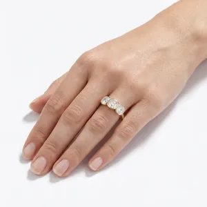 Bague de mariage en or 18 carats avec trois diamants de laboratoire taille coussin, certifiée IGI, vente en gros directe du fabricant - Product Image 3