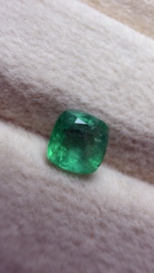 Esmeralda Colombiana Natural Certificada, Corte Cuadrado Cojín, Color Verde Intenso, Piedra Preciosa Suelta de 0.56 Quilates - Product Image 5