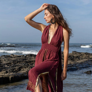 Nuevo Vestido Maxi de Muselina de Algodón sin Espalda con Borde Dorado Gota Patti, Escote en V Profundo, Estilo Indo-Occidental Boho Fusion con Abertura - Product Image 1