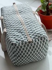Sac de voyage matelassé en coton imprimé floral, sac de week-end unique, bagage de voyage de haute qualité pour les vacances et les séjours de nuit - Product Image 2