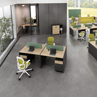 Poste de travail de bureau commercial moderne pour quatre personnes avec dessus en bois clair, panneaux de séparation verts et tiroirs de rangement pour dossiers
