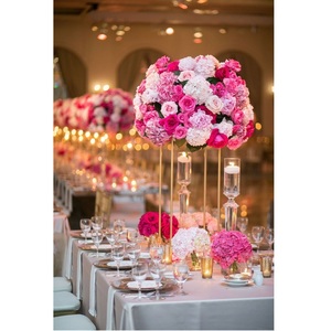 Centre de table décoratif en métal avec œuvre d'art contemporaine pour les designers d'intérieur, les magasins de décoration intérieure et les organisateurs de mariages - Product Image 1