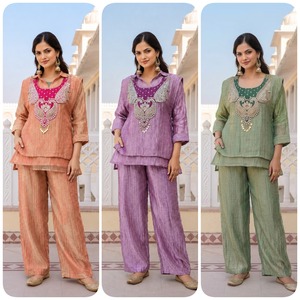 Ensemble Salwar Kameez pour femme, formel, uni, brodé, en satin tissé, avec chemisier texturé et pantalon palazzo, pour robe de soirée de mariage - Product Image 4
