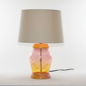 Lampe de table en verre au design dégradé ambre, rose et orange, avec abat-jour en tissu pour l'éclairage domestique - Product Image 3