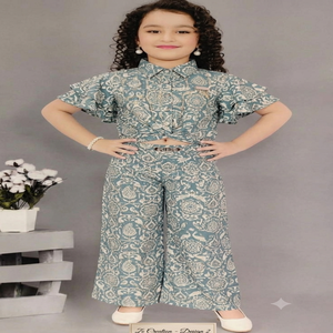 Magnifique ensemble 2 pièces pour enfant en coton 100% : pantalon palazzo large et haut court à manches courtes, imprimé floral, couleur verte. - Product Image 1