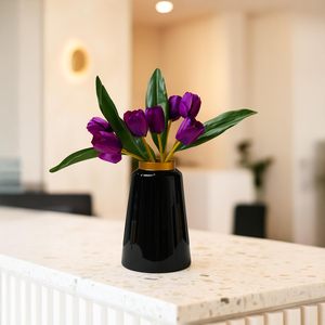 Maceta de Metal para Flores, Florero Cilíndrico Negro con Diseño de Anillo Dorado y Textura Brillante para Uso en Interiores y Exteriores - Product Image 1