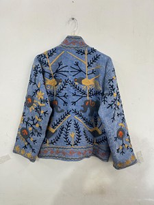 Veste vintage Suzani brodée à la main en coton bleu, style bohème chic, motif animalier, vêtement d'extérieur ethnique, design ouzbek, col montant pour femme - Product Image 5