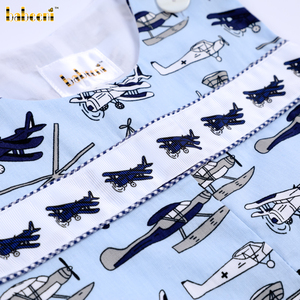 Bavoirs pour bébé Babeeni avec motif d'avion volant, combinaison smockée OEM ODM à fermeture par boutons-pression - BB3575 100% coton biologique - Product Image 4