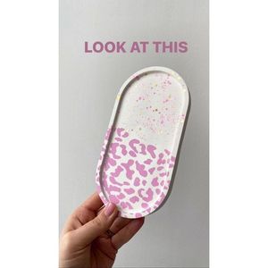 Plateaux de rangement en résine ovales et ronds pour une organisation élégante de la maison - Product Image 6