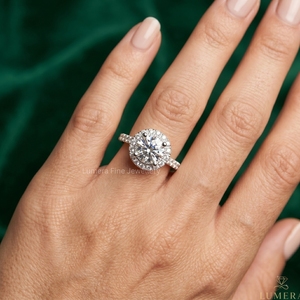 Anillo de Compromiso de Oro Blanco de 9K, 10K, 14K y 18K con Corte Brillante Redondo y Halo, Anillo de Boda con Micro Pavé de Diamantes para Mujer, Certificado IGI - Product Image 5
