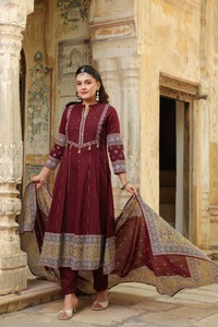 Conjunto de traje Anarkali de algodón color granate premium de 60x60 con yugo adornado, pantalones a juego y dupatta estampada para mujer, ideal para festividades. - Product Image 2