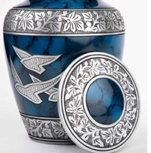 Urna de metal azul profundo con efecto mármol y grabados de pájaros voladores en plata. Libertad, disponible a precios de mayorista. - Product Image 1