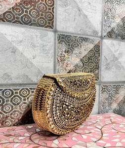 Mini pochette en laiton Kundan dorée, pour soirée, avec diamants et fermeture à boucle, par byf s international - Product Image 1