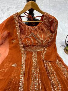 Robe de mariée traditionnelle indienne pakistanaise en soie pour femmes, robe Anarkali brodée longue jusqu'au sol, coupe ample, orange doré - Product Image 5