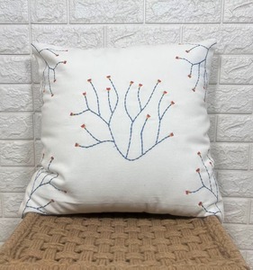 Housse de coussin décorative brodée en coton 100% avec motif d'arbre géométrique, lavable - Product Image 4