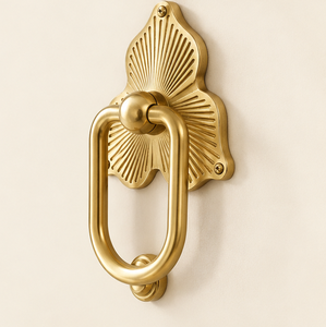 Sonnette de porte Radiant Sunburst en or poli avec plaque arrière à motif éventail et anneau ovale pour portes d'entrée classiques - Product Image 3