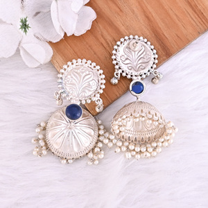 Pendientes Colgantes de Diseño Étnico en Plata Alemana con Incrustaciones de Perlas y Piedras en Azul Tinta - Product Image 5