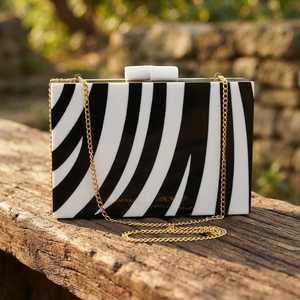 Bolso de mano con incrustaciones de concha, hecho a mano por un diseñador, con cadena de hombro extraíble - Product Image 1