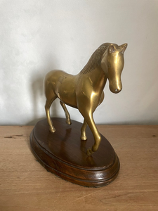Figura de Caballo de Latón Hecha a Mano, Escultura Ecuestre de Metal de Hembra en Pleno Andar sobre Base de Madera, Elegante Adorno de Mesa para Decoración del Hogar - Product Image 6