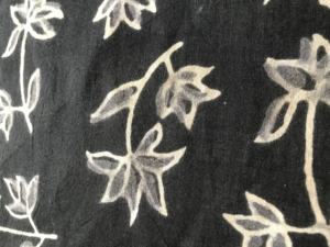 Tissu en coton imprimé à la main en gros – Tissu en coton indien à motifs floraux noirs pour vêtements, robes et fournisseur de textiles - Product Image 2