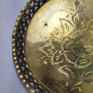 ถาดเสิร์ฟทรงกลมทองเหลืองวินเทจ พร้อมลวดลายดอกไม้สลักอย่างประณีต และขอบรูปหัวใจแบบเจาะรู – สินค้าสีทองโบราณ - Product Image 3