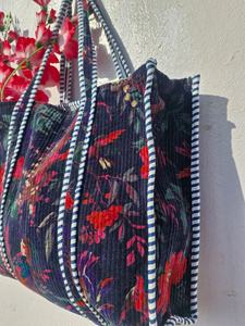 Sac fourre-tout matelassé réversible en velours avec imprimé oiseaux – Sac à bandoulière XL matelassé pour femme – Logo personnalisé – Sac de voyage et de shopping tendance - Product Image 2