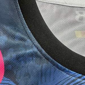 เสื้อฟุตบอลสั่งทำขายส่ง พิมพ์ลายซับลิเมชั่น ชื่อและหมายเลขทีม ระบายอากาศได้ดี ผ้าโพลีเอสเตอร์ 100% สำหรับฝึกซ้อม - Product Image 3