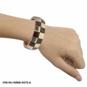 Bracelet manchette artisanal en bois avec incrustation en laiton, motif damier bohème, en bois naturel, pour femme - Product Image 2