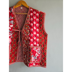 Chaleco acolchado rojo con estampado floral para mujer, estilo denim con patchwork, sin mangas, con bolsillos, para uso casual, regalo para ella. - Product Image 3
