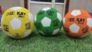 Ballon de football en caoutchouc durable et abordable, idéal pour l'entraînement, la pratique et les jeux décontractés, résistant à l'eau et offrant une bonne adhérence. - Product Image 2