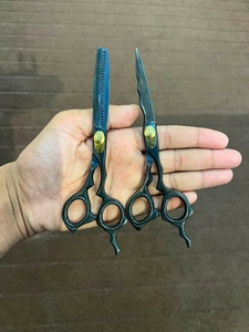 กรรไกรซอยผมมืออาชีพแบบพับได้ 32 ฟัน ใบมีดสแตนเลสคมกริบ สำหรับคนถนัดขวา ด้ามยาว ใช้ในร้านตัดผม - Product Image 1