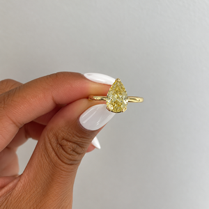 Bague classique en or 18 carats avec diamant jaune vif taille brillant rond pour femme - Product Image 3