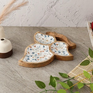 Plateau de service artisanal en bois à trois compartiments pour condiments, support polyvalent pour sauces, organisateur de collations, plateau décoratif de table tendance - Product Image 2