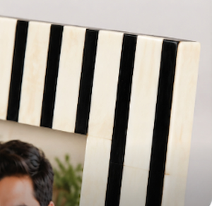 Cadre photo rectangulaire personnalisé en os incrusté fait main, design rayé noir et blanc, pour décoration de table, cadeaux REHMAN CRAFT - Product Image 5