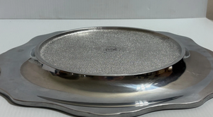 Plato de presentación decorativo de metal con borde festoneado y diseño de flor-de-lis en estaño plateado antiguo para servicio de mesa - Product Image 4