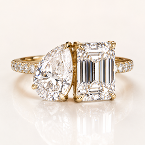 Bague de fiançailles à trois pierres en diamant de laboratoire, plaqué or 14 carats, coupes émeraude/poire/ronde, bande pavée multi-formes, bijoux fins de luxe - Product Image 1