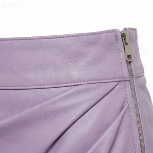 Jupe courte en similicuir PU pour femme, couleur unie, ceinture brillante, taille normale, style toutes saisons - Product Image 4