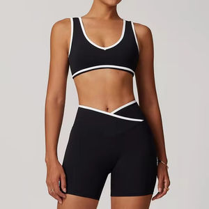 Ensemble de yoga 2 pièces pour femme : Haut de sport sans manches à contraste de couleurs personnalisé, soutien-gorge de sport et short d'entraînement à larges bretelles antichoc - Product Image 4