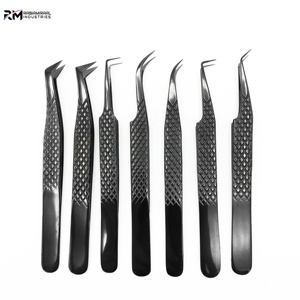 Pinzas para Extensión de Pestañas con Punta de Fibra Antideslizante, Agarre de Diamante, Color Negro Plasma, con Etiqueta Privada, Pinzas de Volumen Ruso de 90 Grados - Product Image 1