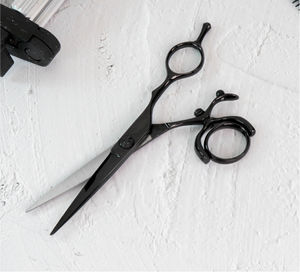 Ciseaux de barbier professionnels à lame affûtée de qualité supérieure pour droitiers, en acier inoxydable 440C, légers, avec manche moyen - Product Image 1