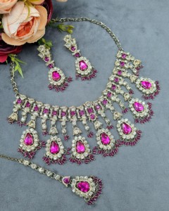 Parure de bijoux ethniques plaqués or antique avec collier, boucles d'oreilles et mangtika en pierre de cristal taille poire, pour occasions festives, vente en gros - Product Image 4